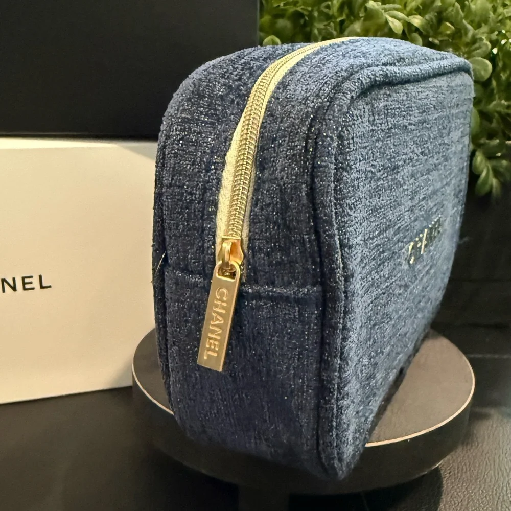 CHANEL Beauté GWP Midnight Blue Cosmetic Pouch – Gold Lettering – NIB - Picture 2 of 10